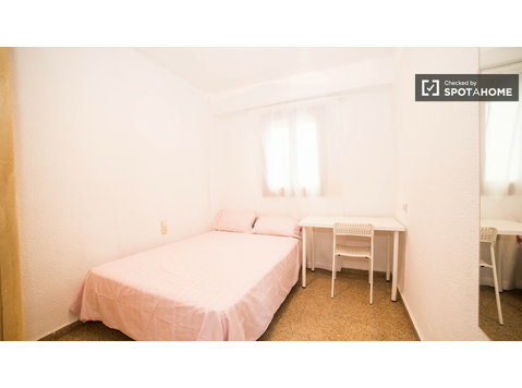 Decorated room in apartment in Quatre Carreres, Valencia - For Rent