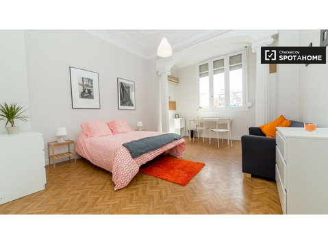 Decorated room in shared apartment in Eixample, Valencia - Под Кирија