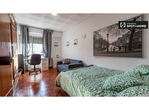 Double room for rent, 5-bedroom apartment, Benimaclet - Na prenájom