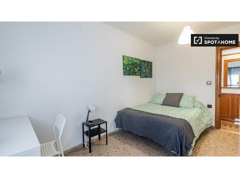 Doppelzimmer zu vermieten, 5-Zimmer-Wohnung, Camins al Grau - Zu Vermieten