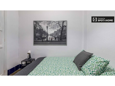 Doppelzimmer zu vermieten, 5-Zimmer-Wohnung, Poblats… - Zu Vermieten