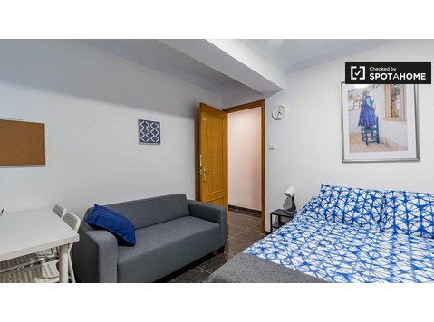 Double room for rent, 5-bedroom apartment, Rascanya,Valencia - 空室あり