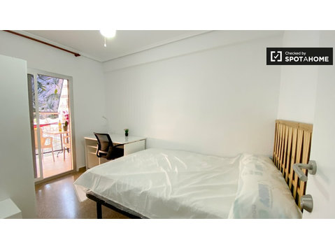 Double room for rent, 6-bedroom apartment, Algirós, Valencia - For Rent