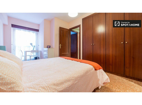 Zimmer mit Bad in einem Apartment mit 5 Schlafzimmern in… - Zu Vermieten