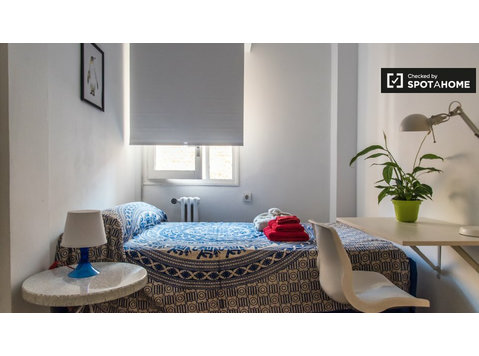 Valencia, Eixample'deki 4 yatak odalı dairede oda - Kiralık