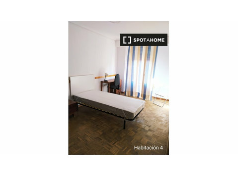 Ausgestattete Zimmer in 5-Zimmer-Wohnung in Extramurs,… - Zu Vermieten