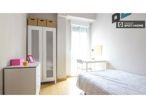 Equipped room in 7-bedroom apartment in Eixample, Valencia - For Rent