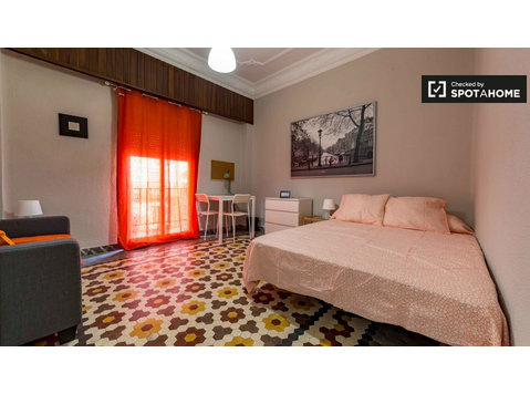 Ausgestattete Zimmer in einer 8-Zimmer-Wohnung in La… - Zu Vermieten