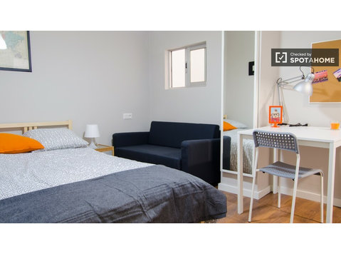 Wyposażony pokój we wspólnym mieszkaniu w Eixample, Valencia - Do wynajęcia