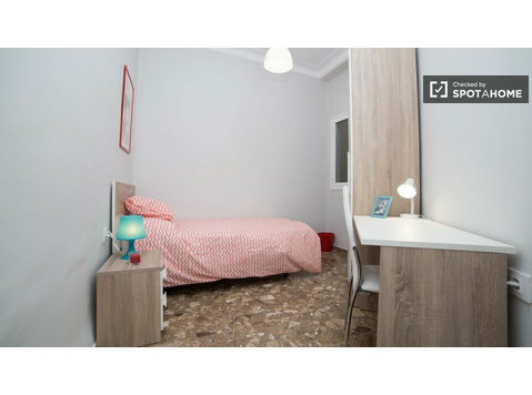 Excelente quarto em apartamento compartilhado em Eixample,… - Aluguel