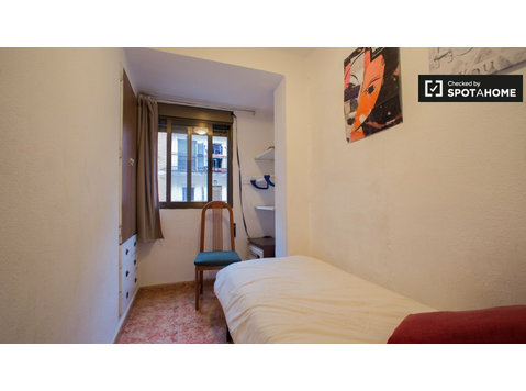 Exterior room in 3-bedroom apartment in Patraix, Valencia - For Rent