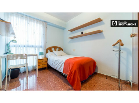 Quarto exterior em apartamento de 5 quartos em Algirós,… - Aluguel