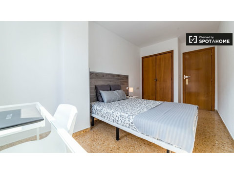 Exterior room in 5-bedroom apartment in La Saïdia, Valencia - For Rent