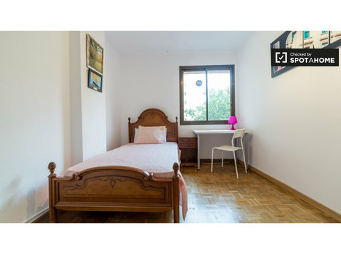 Exterior room in 6-bedroom apartment in Algirós, Valencia - Под Кирија