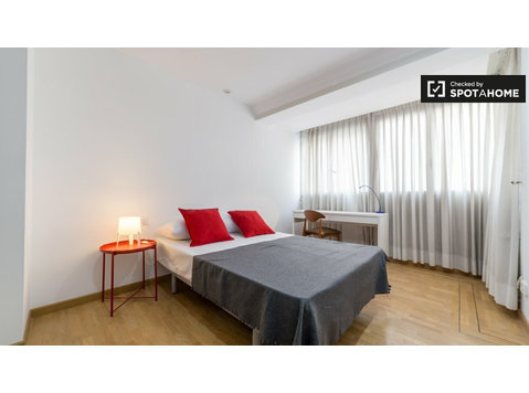 Exterior room in 8-bedroom apartment in El Pla del Real - For Rent