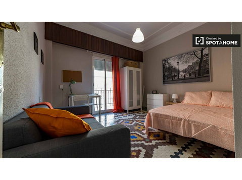 Außenraum in 8-Zimmer-Wohnung in La Saïdia, Valencia - Zu Vermieten