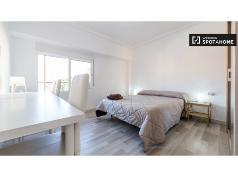 Exterior room in apartment in Poblats Marítims, Valencia - Под наем