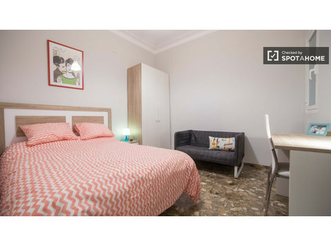 Find a room in shared apartment in Eixample, Valencia - Kiadó
