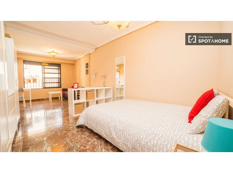 Fully Furnished Rooms in a 4 Bedroom Apartment in Valencia - For Rent