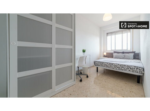 Möbliertes Zimmer 5-Zimmer-Wohnung Camins al Grau Valencia - Zu Vermieten