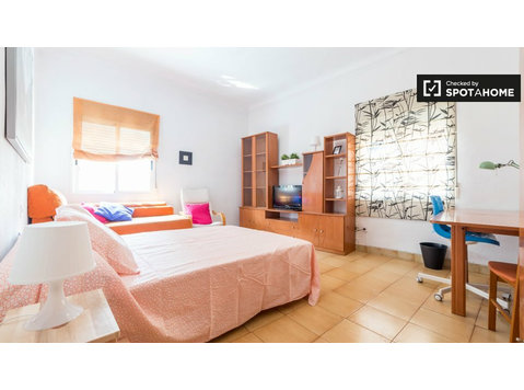Furnished room, 6-bed apartment, Camins al Grau, Valencia - For Rent