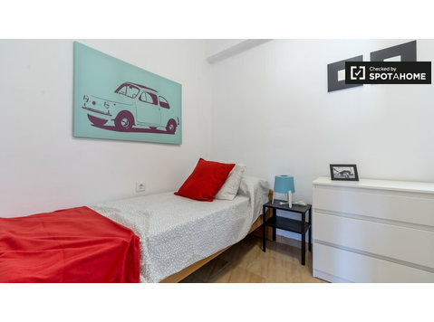 Camera ammobiliata appartamento con 6 camere da letto… - In Affitto