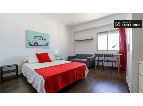 Apartamento amueblado de 6 dormitorios Quatre Carreres… - Alquiler