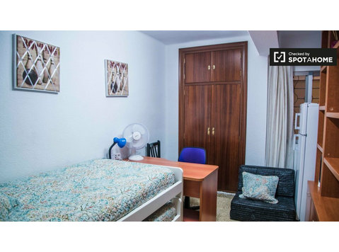 Furnished room in 3-bedroom apartment, L'Olivereta, Valencia - For Rent