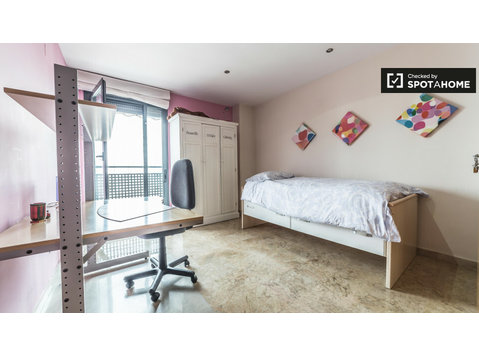 Furnished room in 4-bedroom apartment, Benimaclet, Valencia - Kiadó