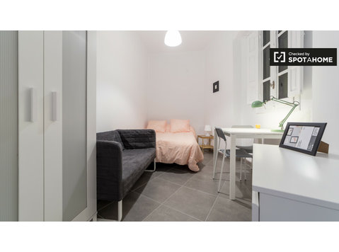 Möbliertes Zimmer in 5-Zimmer-Wohnung, Eixampl, Valencia - Zu Vermieten