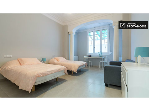 Quarto mobiliado em apartamento de 5 quartos em Russafa,… - Aluguel