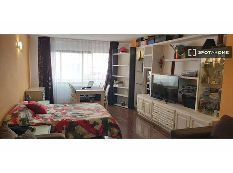 Chambre meublée dans une maison de 5 chambres à Algirós,… - À louer
