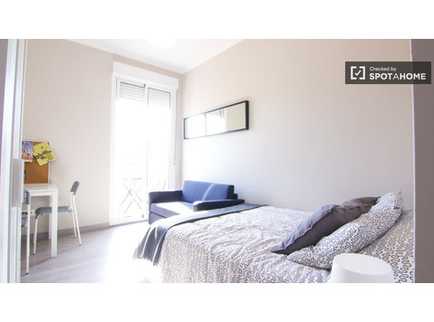 Habitación amueblada en el apartamento de 6 dormitorios… - Alquiler