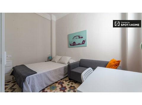 Furnished room in 6-bedroom apartment, L'Eixample, Valencia - Аренда
