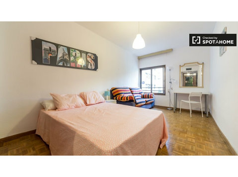 Furnished room in 6-bedroom apartment in Algirós, Valencia - Аренда