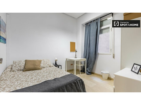 Camera arredata in appartamento con 7 camere da letto… - In Affitto