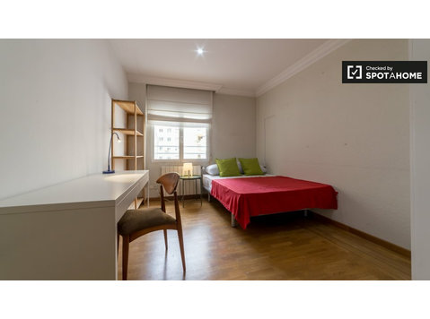 Umeblowany pokój w 8-pokojowym apartamencie w El Pla del… - Do wynajęcia