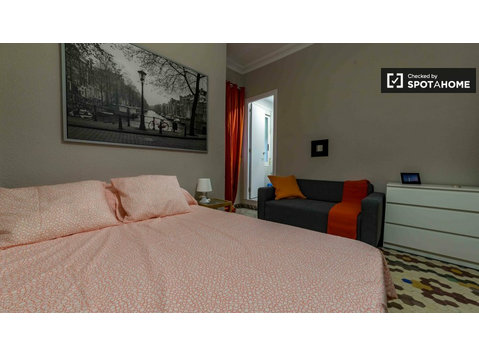 Furnished room in 8-bedroom apartment in La Saïdia, Valencia - K pronájmu