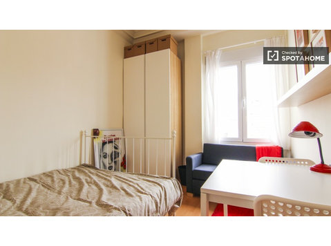 Chambre meublée en appartement partagé Eixample, Valence - À louer