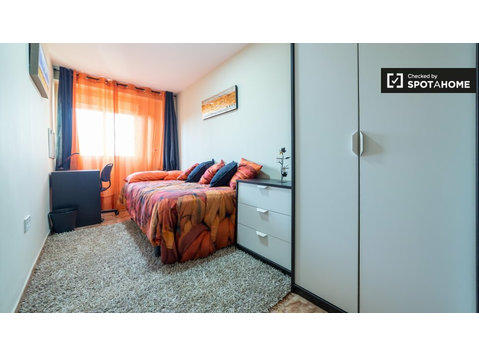 5 odalı bir dairede iyi bir oda, Poblats Marítims, Valencia - Kiralık