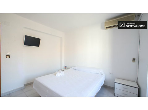 Gran habitación en alquiler en apartamento de 3 dormitorios… - Alquiler
