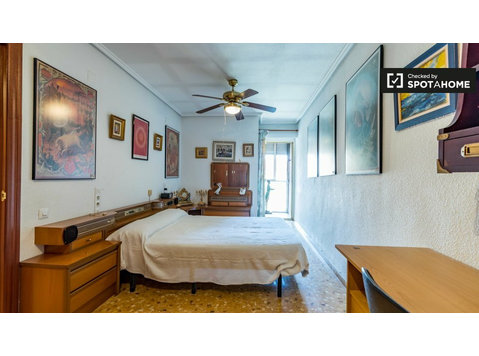 La Saïdia'daki 4 yatak odalı dairede kiralık harika oda - Kiralık