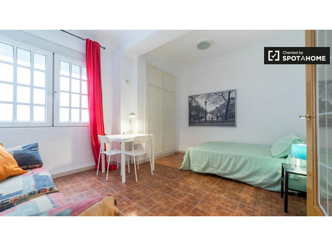 Enorme quarto para alugar em Quatre Carreres, Valência - Aluguel