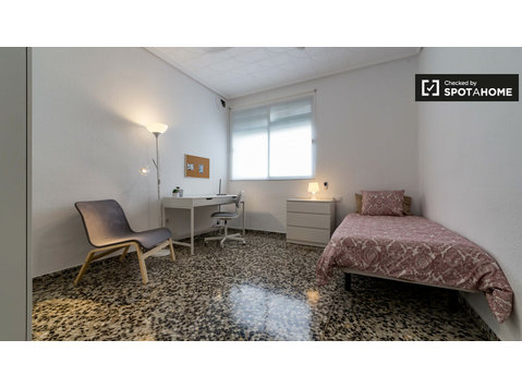 Huge room in 4-bedroom apartment in Camins al Grau, Valencia - برای اجاره
