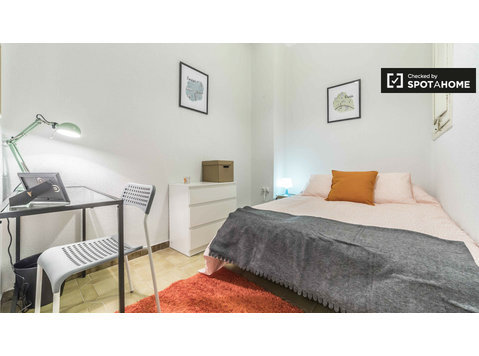 Huge room in shared apartment in Eixample, Valencia - 出租