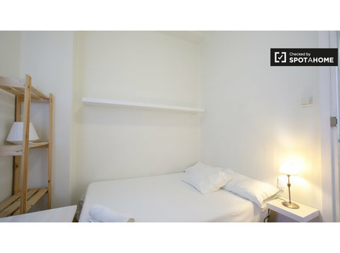 Camera interna in appartamento con 5 camere da letto a… - In Affitto