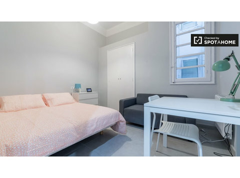 Quarto interior em apartamento de 5 quartos em Russafa,… - Aluguel