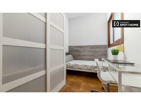 Interior room in 7-bedroom apartment, Ciutat Vella, Valencia - For Rent