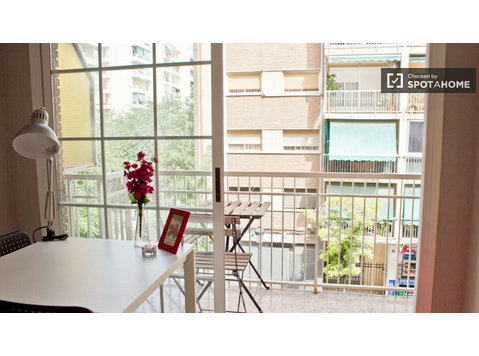 Quarto interior em apartamento compartilhado em Algiros,… - Aluguel