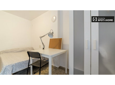 Interior room in shared apartment in Extramurs, Valencia - За издавање